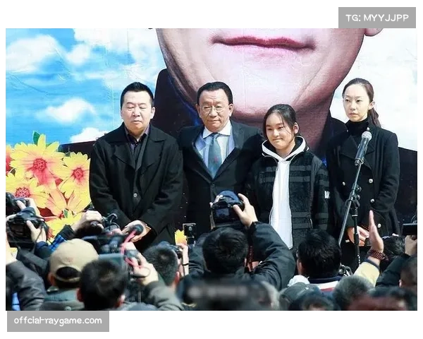 得知保级成功后，昂热全队与远征球迷在看台下长时间相拥